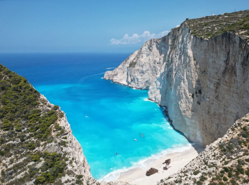 Navagio Beach, Zakynthos — photo: Wilnel Jose Verdu Guerrero (CC BY-SA 4.0, Wikimedia Commons)